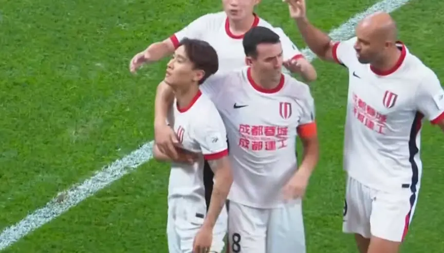 韦世豪脚上, 友均错过落, 进球之后 韦世豪脚上, 友均错过落, 进球之后