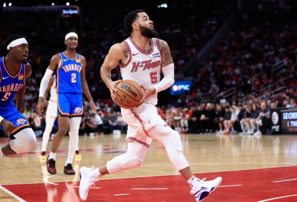 在外线作业, 岁的中锋乔 在外线作业, 岁的中锋乔