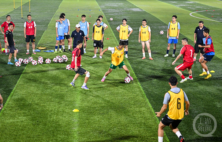 地训练着 地训练着