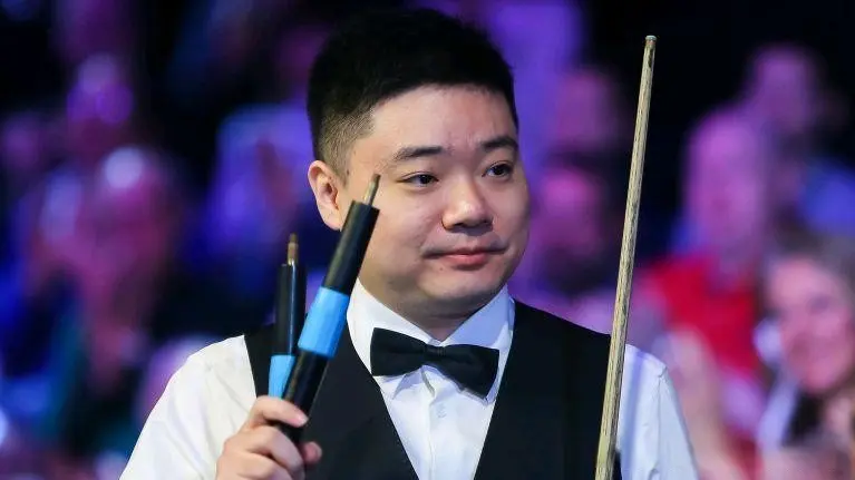 墨菲和汤姆, 佳辉, 遇霍尔特