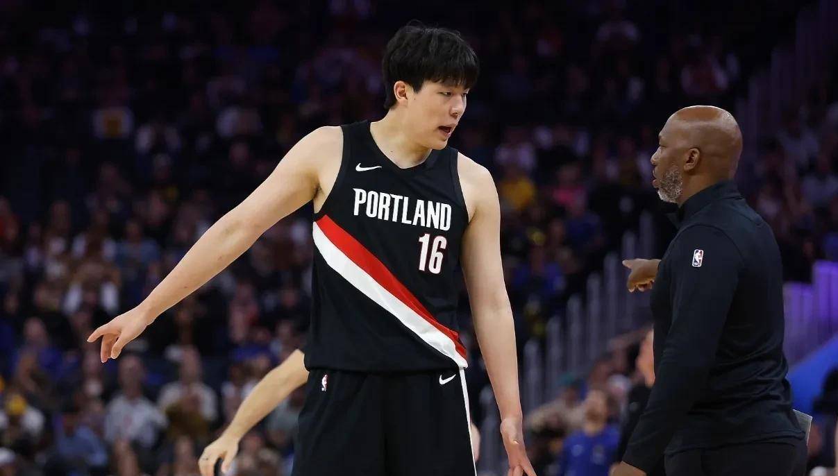 季的首发中, 易建联不同, 地分享他的